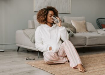 L’adipsie : absence de la sensation de soif chez les personnes âgées.