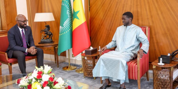 INDUSTRIE PHARMACEUTIQUE : Le Président de la République reçoit le Dr Eugene Nwoke, Directeur général de Roche pour l’Afrique francophone