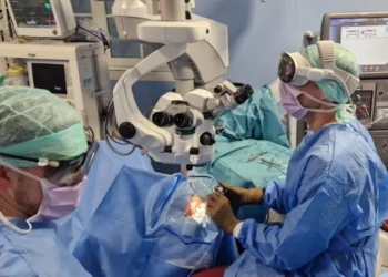 PREMIERE MONDIALE A PARIS : Une greffe de cornée révolutionnaire avec l’Apple Vision Pro à l’Hôpital Rothschild