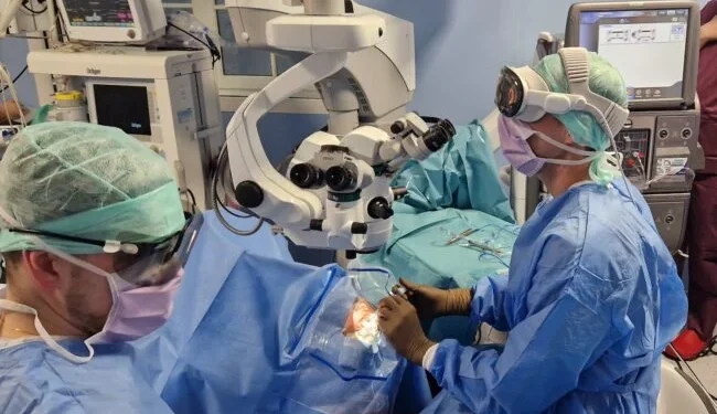 PREMIERE MONDIALE A PARIS : Une greffe de cornée révolutionnaire avec l’Apple Vision Pro à l’Hôpital Rothschild