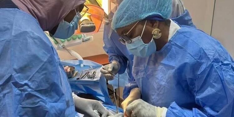 UCAD : 26 implants dentaires posés gratuitement au profit de patients